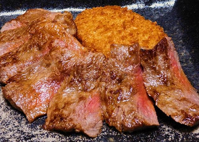 画像: 【⾁匠なか⽥ × ⼤⿊仙⽜】⼤⿊千⽜⾁厚ロースステーキ＆神⼾森⾕のコロッケ 話題のオリジナルブランド⽜「⼤⿊千⽜」と⾼級焼⾁の名店「⾁匠 なか⽥」による奇跡のコラボレーション。⾁厚ロースステーキに加え、神⼾元町の⾏列店「本神⼾⾁ 森⾕商店」とタッグを組んで開発した新作コロッケをセットで提供します。 →予約はこちらから