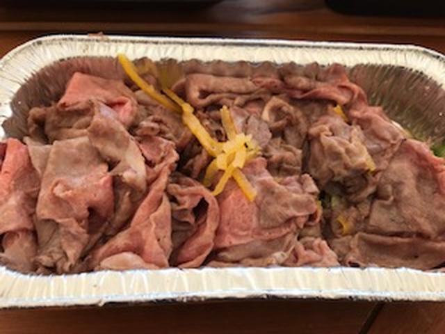 画像: 肉フェス編集部イチオシのキング・オブ・あっさり肉は刻み柚子の効いた「A4黒毛和牛の炙り焼き」！極薄赤身をふんわりやわらか食感でさっぱりと。