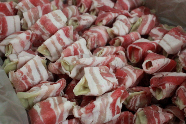 画像: こちらが調理前の肉巻餃子！正真正銘の餃子です