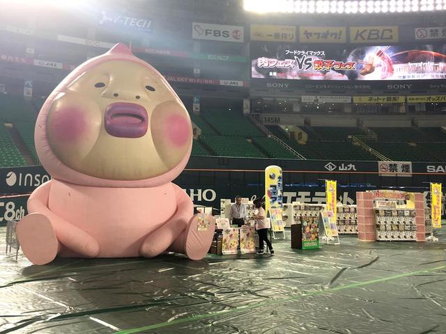 画像: カクレモモジリ巨大バルーンが目印の「こびとづかん」ブースでは「こびとクイズラリー」開催中。その隣にはカプセルトイコーナーも用意！