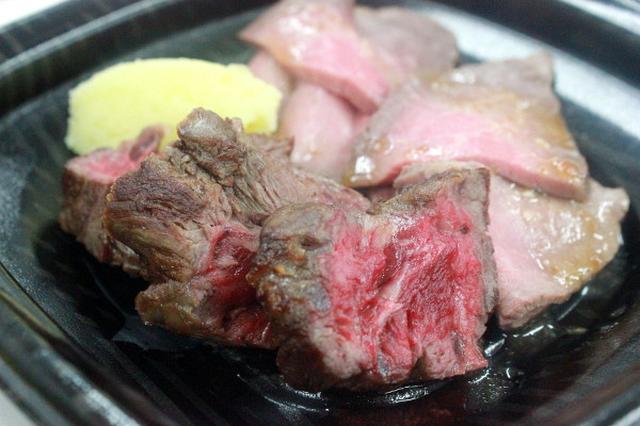 画像: ステーキ＆ローストビーフ、そしてマッシュポテトで完成です