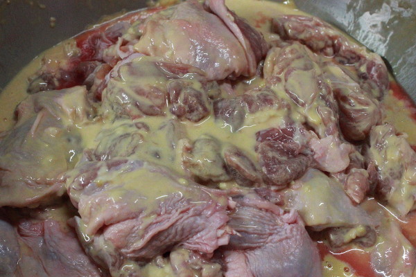 画像: 見るからにジューシーそうな鶏モモ肉を……