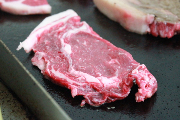 画像: こちらがその新鮮な国産牛。焼く前はこんな感じ！