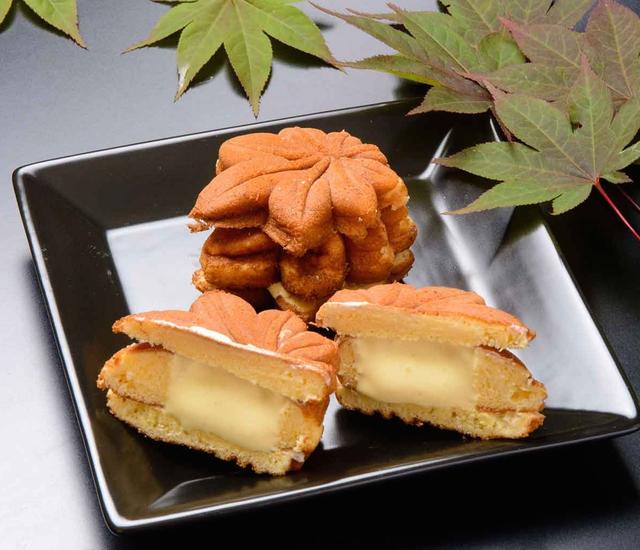 画像: スマイルクリエート「揚げあげ もみじアイス」 大好評！広島の人気気銘菓「もみじ饅頭」をアイスクリームと組み合わせた商品！こだわりの黄金バニラアイスクリームをもみじ饅頭の生地で挟んだハイブリットアイスクリーム。注文時にその場で揚げるので外側の生地はアツアツ！中のアイスクリームはひんやり！この温度の格差と異なる素材が奏でる不思議なマリーアジュをお楽しみください！