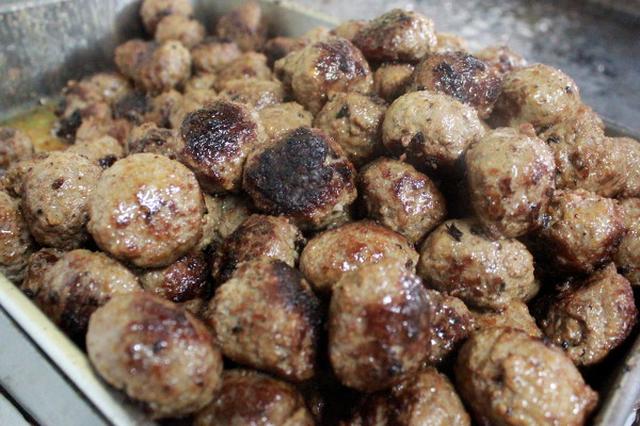 画像: すでにおいしそうな山盛りハンバーグ！