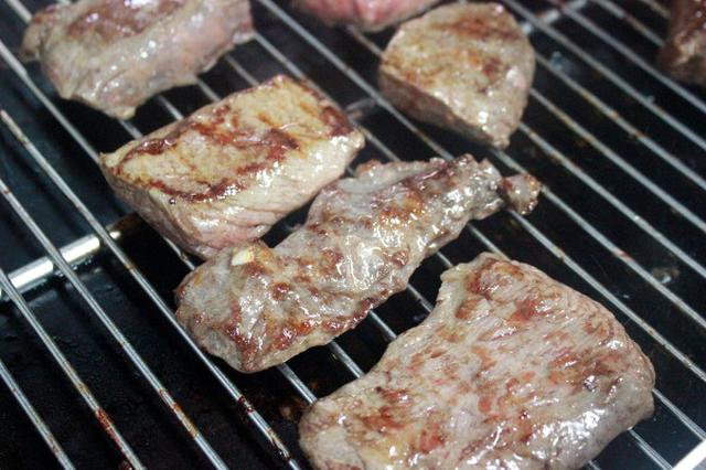 画像: ステーキの焼き加減は、まさに巧みの技