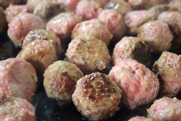 画像: かわいい、かわいいハンバーグを赤ちゃん。ここからじっくり焼き焼き