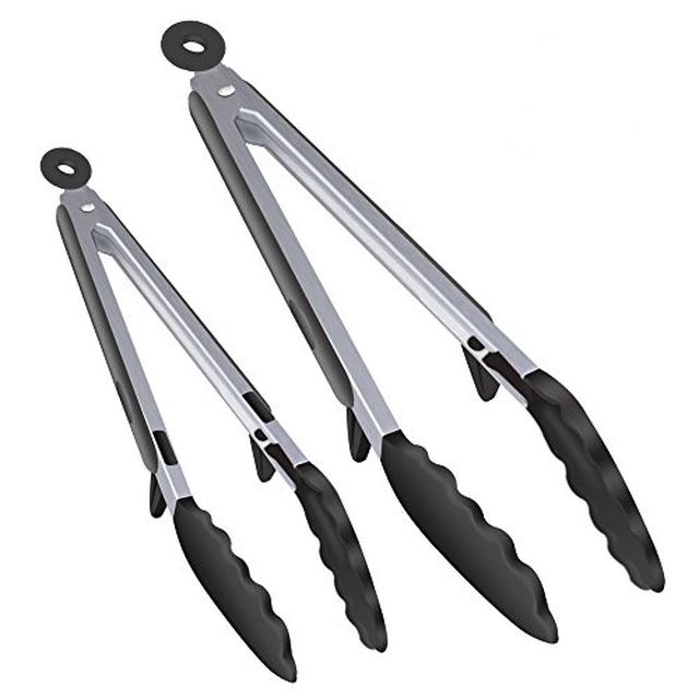 画像: Amazon｜IBESTWIN トング 調理トング シリコントング 耐熱 抗菌 23.5cmと30cmセット スタンド付き ロック式収納便利(ブラック)｜トング オンライン通販