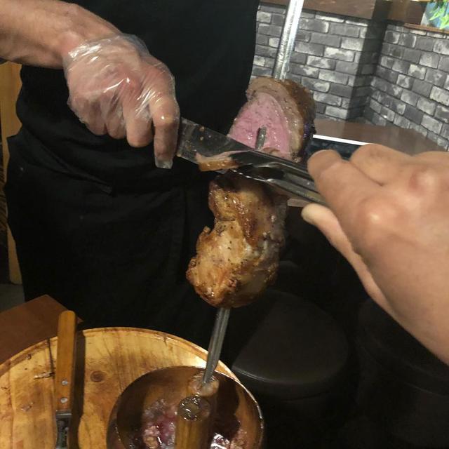 画像1: 目の前でカットされるジューシーなシュラスコ、ライブ感で盛り上がり必至！ www.instagram.com
