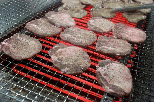 画像: それを1枚1枚丁寧に焼き焼き、これが焼き始め