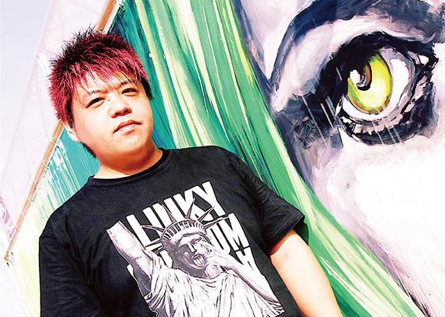 画像: 左右田 薫 アーティスト。肉地球の作者。 1998年よりMTVをはじめとする海外系アートワークの多数を手掛け、2007年からは積極的に野外音楽フェスにライブペイントで出演。METROCKやSUMMER SONIC大阪のART PROJECTリーダーをつとめる。近年では、「LOVE&PEACE」をメッセージとして掲げ作家活動を行う。