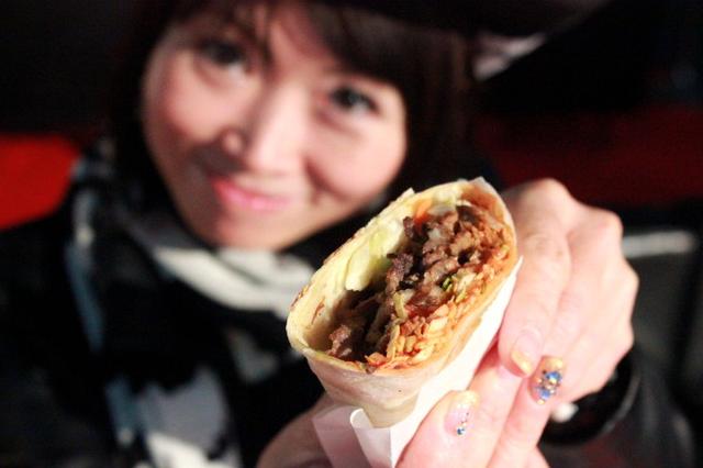 画像2: 【関西初】M-9　EFES STREET KITCHEN 黒毛和牛のケバブロール 選べる2種のソース （ガーリックヨーグルト/レッドチリ）