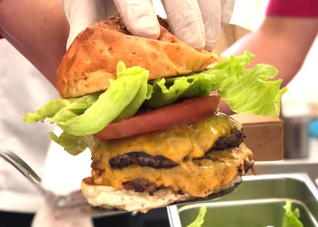 画像1: 全てがパーフェスクト！神戸牛入り!肉厚ZESTバーガー